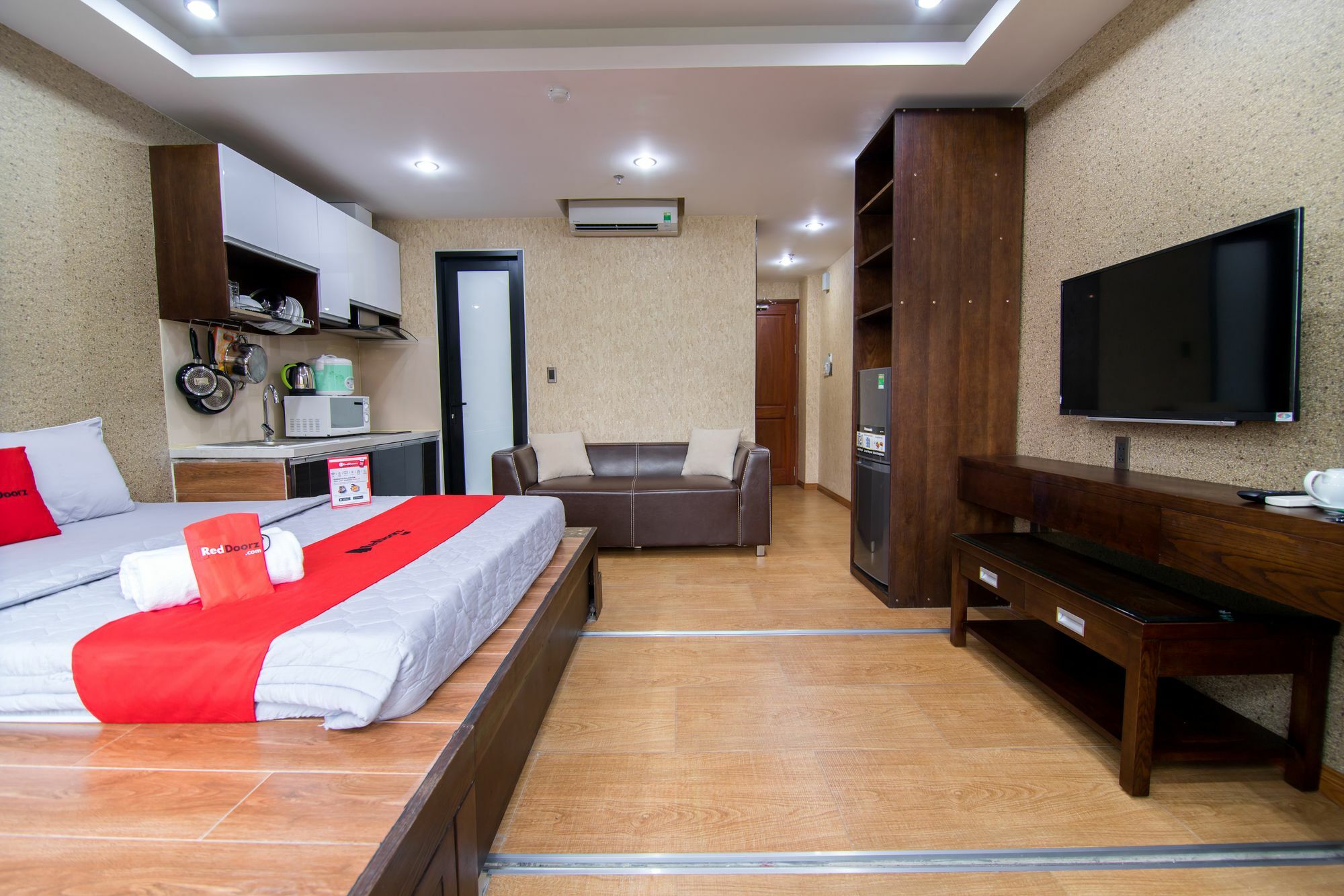 Reddoorz Plus @ Nguyen Trai Street مدينة هوشي منه المظهر الخارجي الصورة